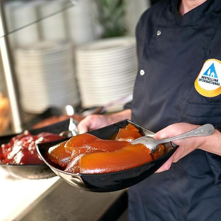 Youth Hostel Luxembourg City Экстерьер фото A chef serving food