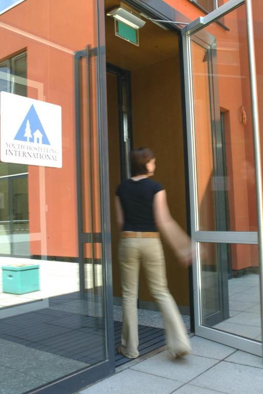 Youth Hostel Luxembourg City Экстерьер фото A woman entering a building