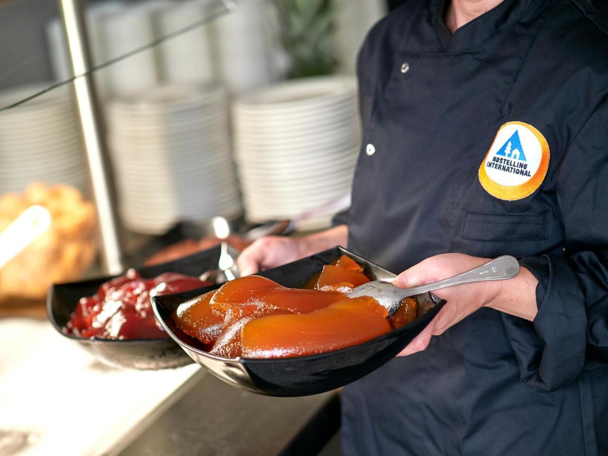 Youth Hostel Luxembourg City Экстерьер фото A chef serving food